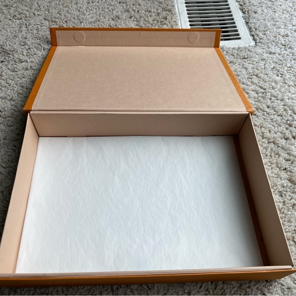 Louis Vuitton Box Ribbon Pouch Magnetic Closure - Picture 5 of 9